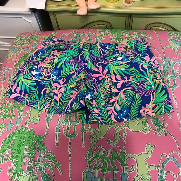 Lilly Pulitzer Ocean View Shorts How You Like Me Prowl shorts size small - Picture 3 of 3